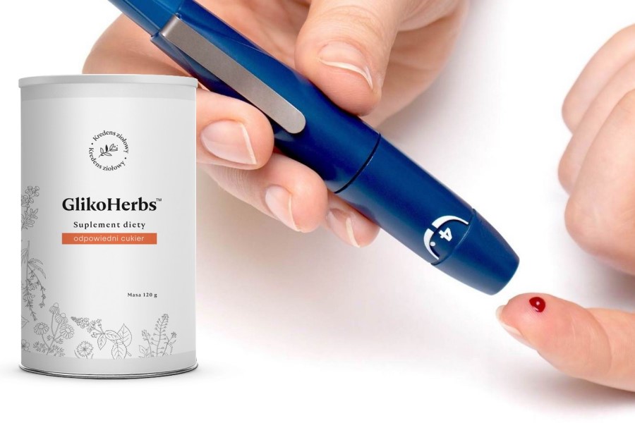 Opakowanie suplementu GlikoHerbs. Po prawej dłonie trzymające pen do pomiarów cukru we krwi.